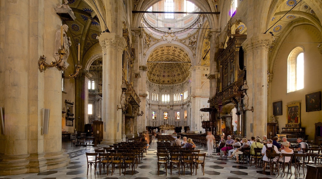 Lago di Como som viser innendørs og kirke eller katedral i tillegg til en stor gruppe med mennesker