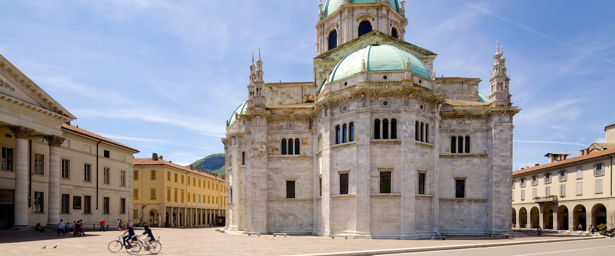 Lago de Como mostrando arquitetura de patrimônio, uma igreja ou catedral e uma praça ou plaza