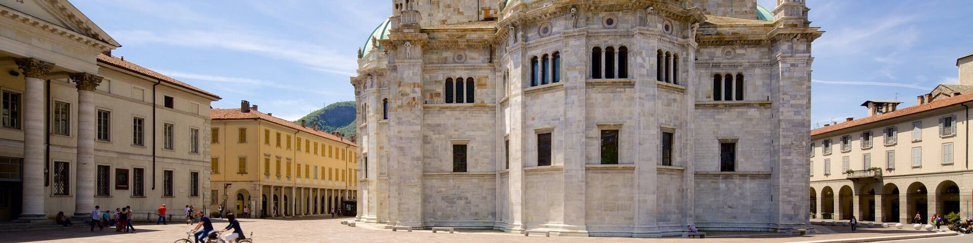 Comer See Region mit einem Platz oder Plaza, Kirche oder Kathedrale und historische Architektur