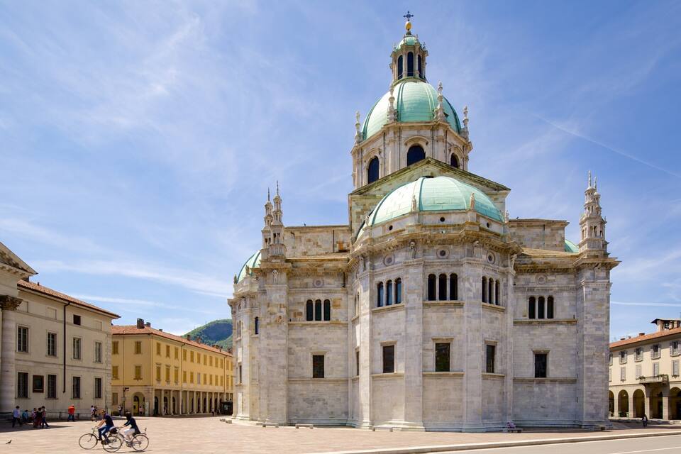 Uma catedral histórica com uma cúpula verde e um campanário.