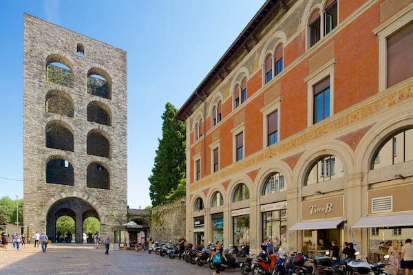 Piazza Vittoria qui includes square ou place et patrimoine architectural