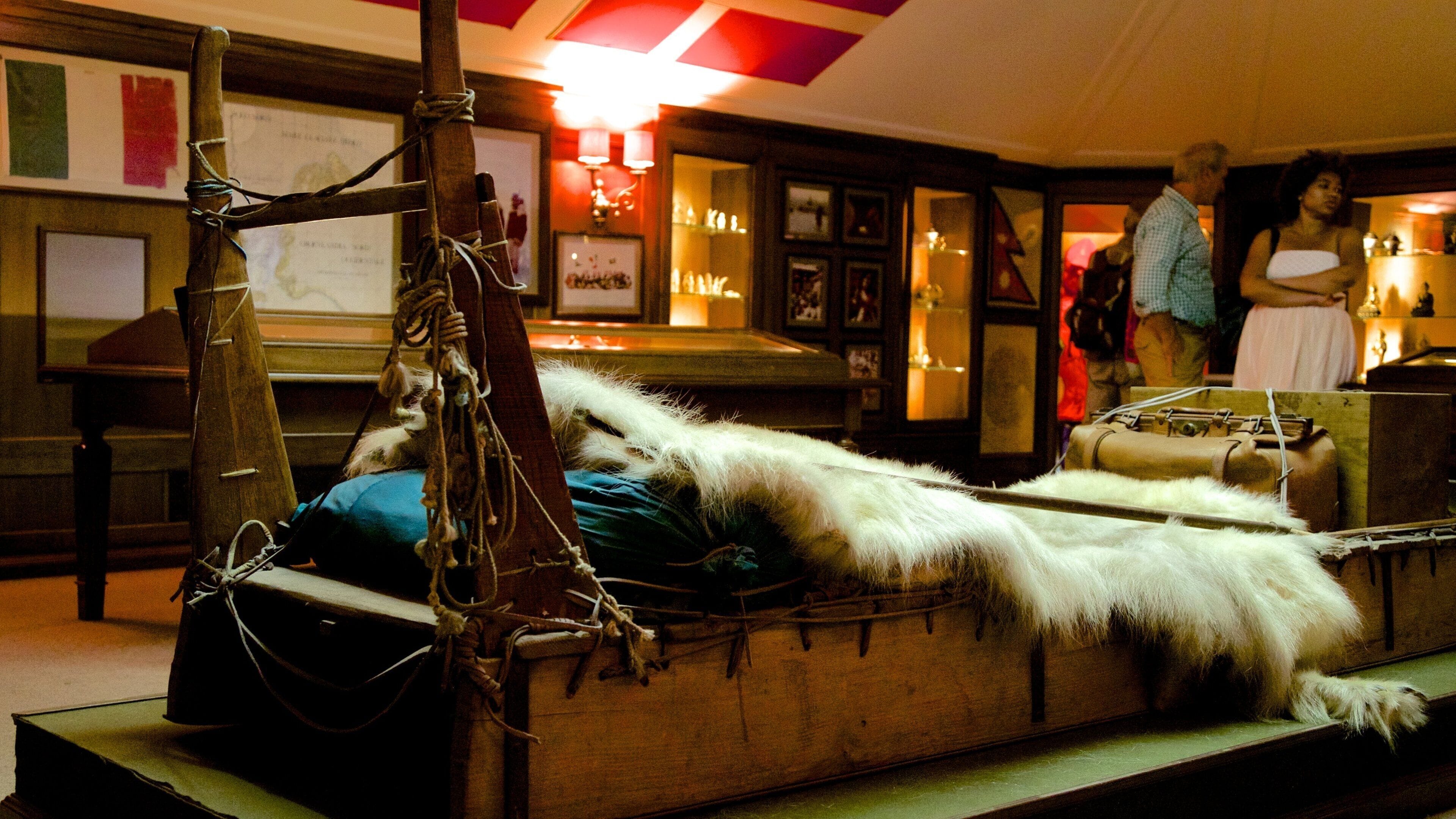 Lake Como featuring interior views