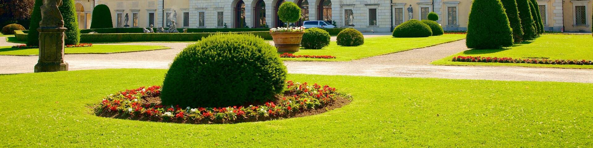 Villa Olmo showing heritage architecture, a garden and an administrative buidling