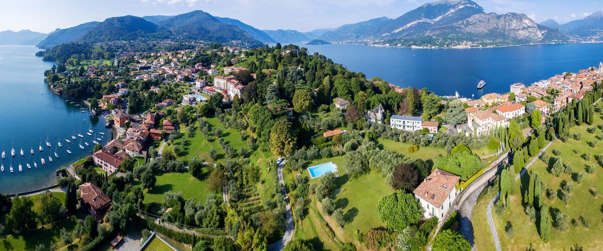 Lago di Como (IT) - Vista aerea di Pescallo a sx - Bellagio al centro e Villa Serbelloni con Parco a dx - sul fondo Isola Comacina
