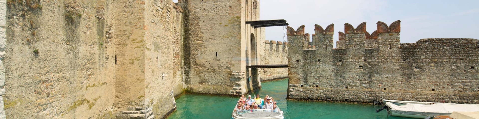 Scaligerburg das einen Palast oder Schloss, Umherreisen und Bootfahren