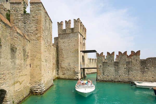 Scaligerburg das einen Palast oder Schloss, Umherreisen und Bootfahren