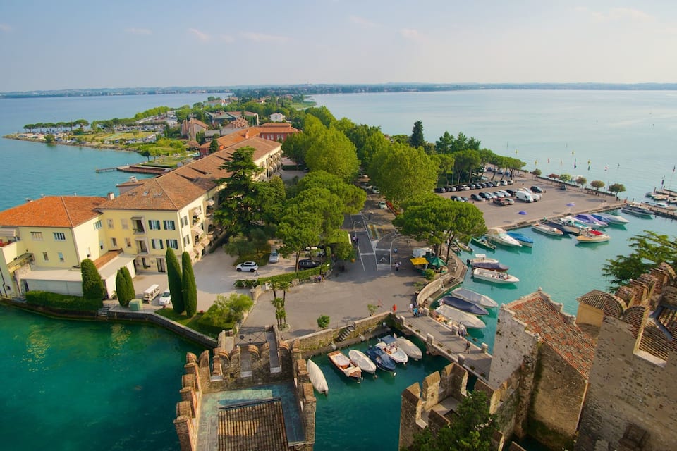 Une ville côtière dotée d’un port de plaisance, de bâtiments historiques et offrant une vue dégagée sur la mer.