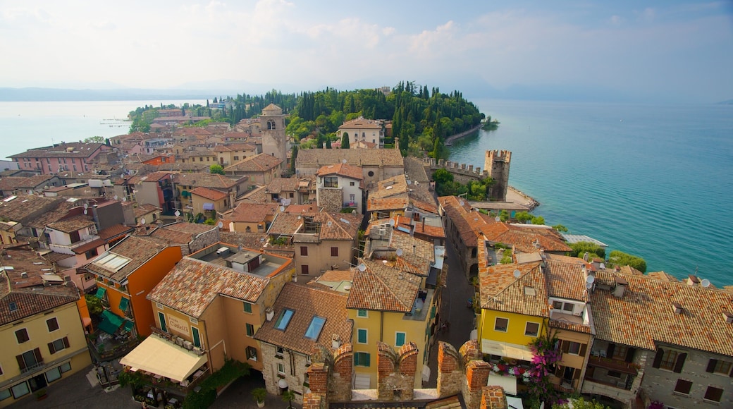Castillo de Scaliger ofreciendo una ciudad y un lago o espejo de agua
