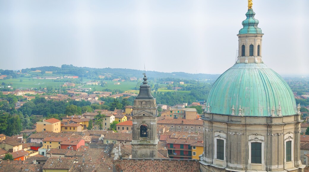 Tour de l\'horloge mettant en vedette église ou cathédrale, panoramas et petite ville ou village