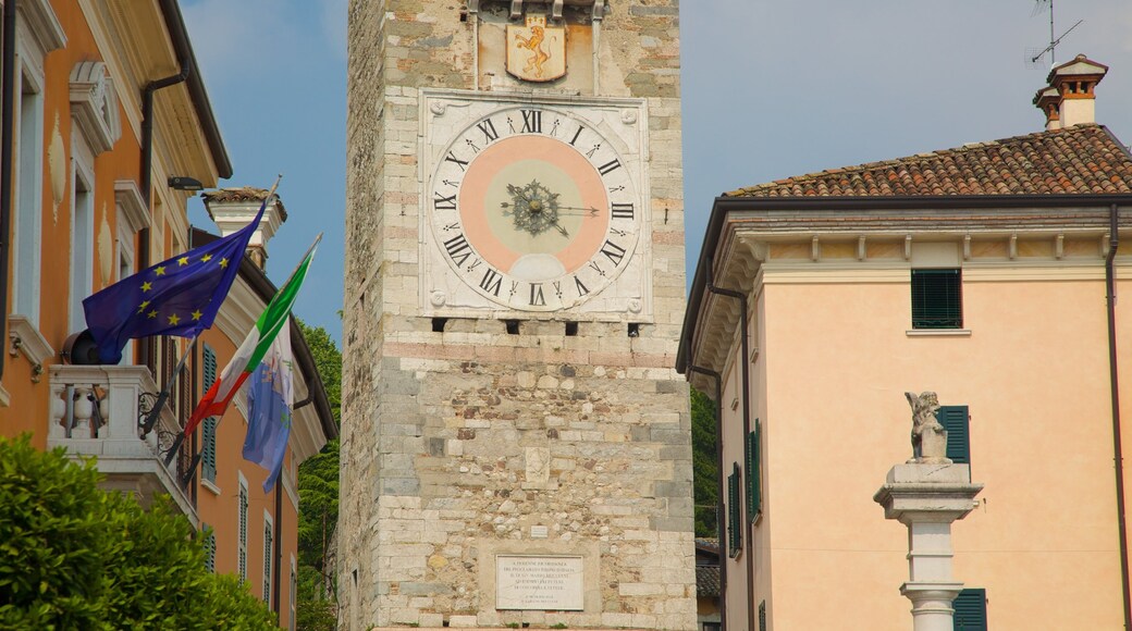 Tour de l\'horloge montrant patrimoine architectural