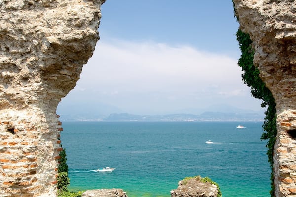 Catullo Grotte welches beinhaltet See oder Wasserstelle, GebÀuderuinen und Geschichtliches