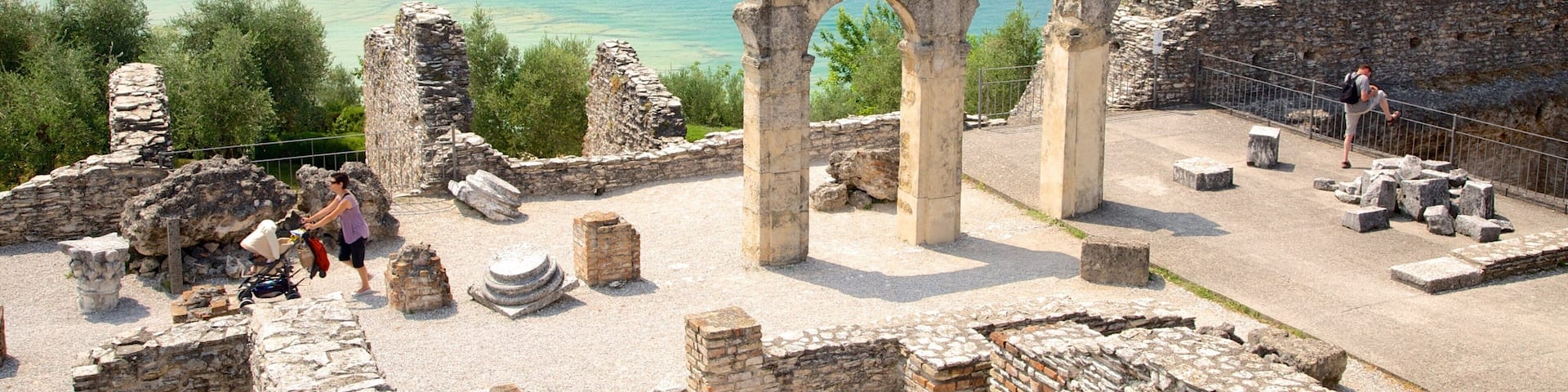 Grotto of Catullus showing a ruin, heritage elements and general coastal views