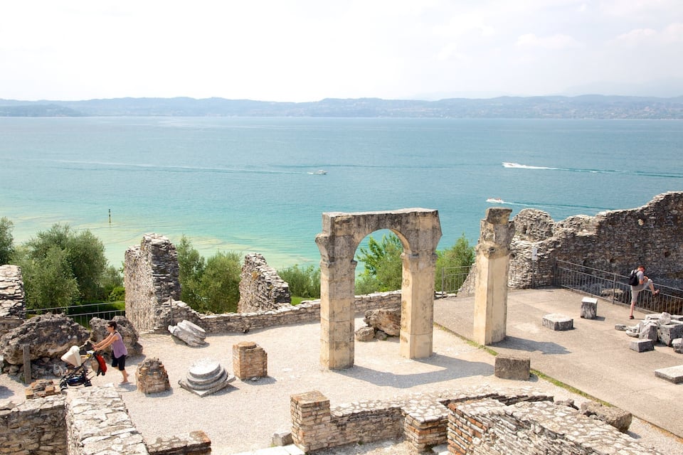 Vestiges antiques offrant une vue dégagée sur la mer et les montagnes lointaines.