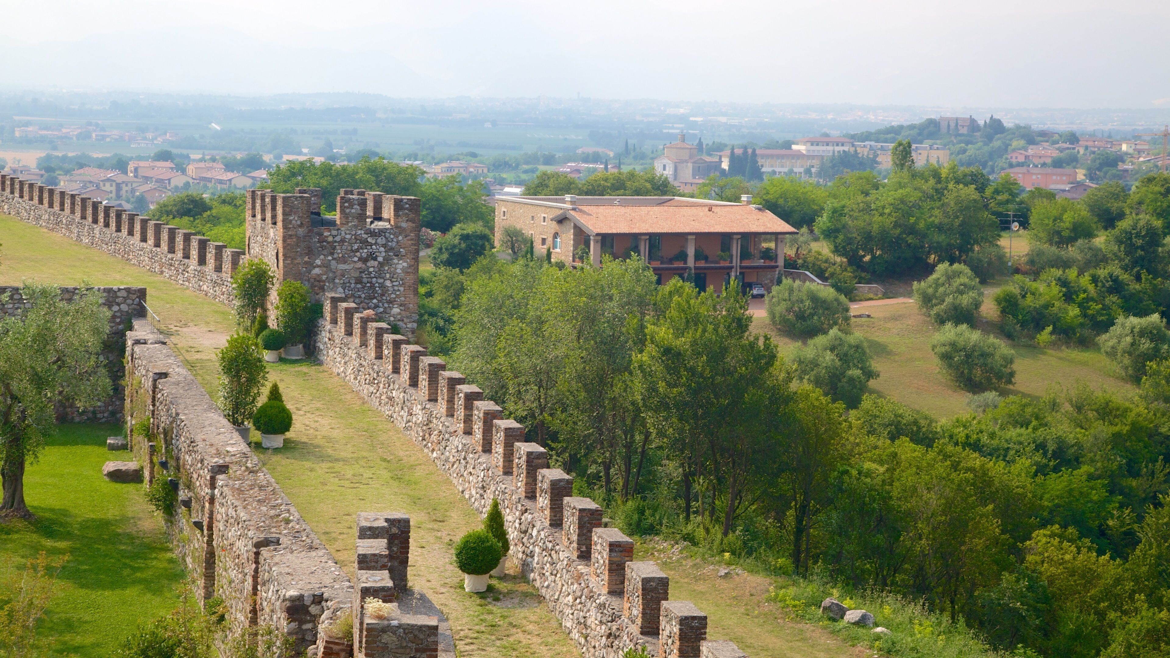 Rocca de Lonato que incluye tierras de cultivo, vistas de paisajes y elementos del patrimonio