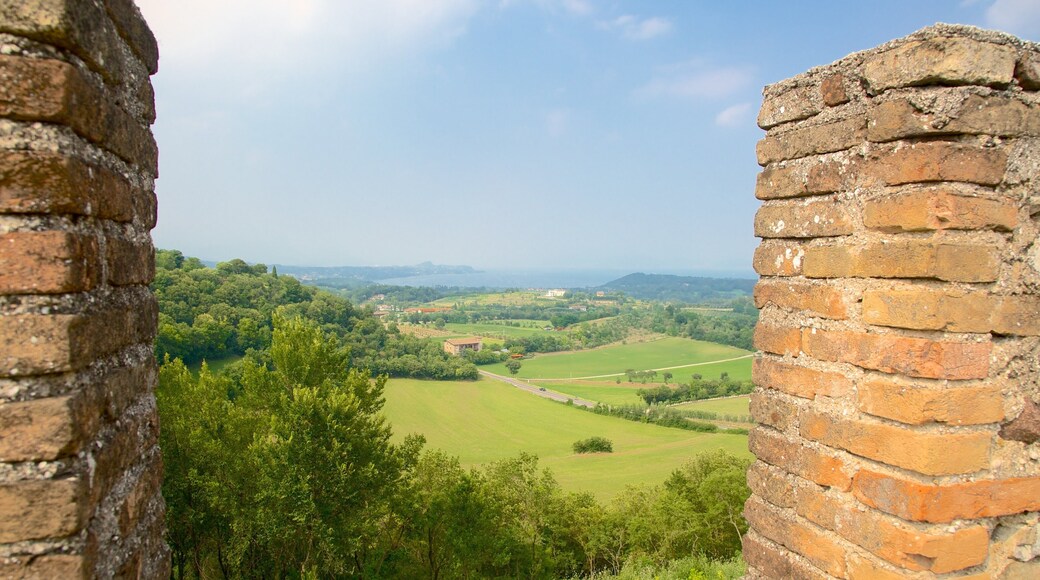 Rocca de Lonato ofreciendo vistas de paisajes, tierras de cultivo y ruinas de edificios