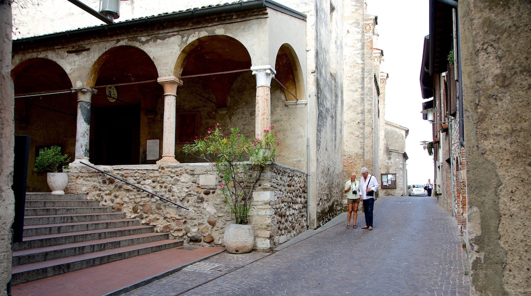 Santa María la Mayor, Sirmione, Italia ofreciendo imágenes de calles y una pequeña ciudad o aldea