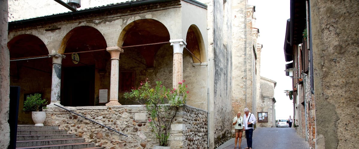 Santa Maria Maggiore featuring a small town or village and street scenes
