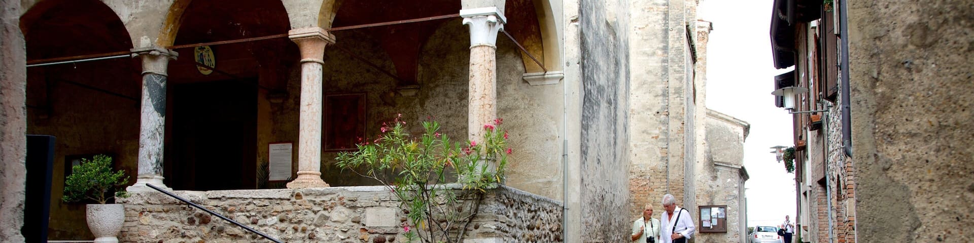Santa Maria Maggiore featuring a small town or village and street scenes