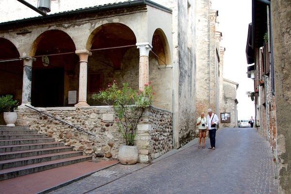 Santa Maria Maggiore showing a small town or village and street scenes