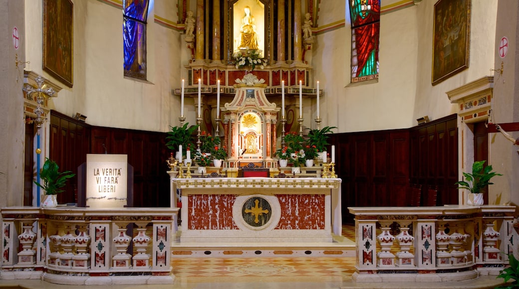 Santa Maria Maggiore qui includes aspects religieux, vues intérieures et église ou cathédrale