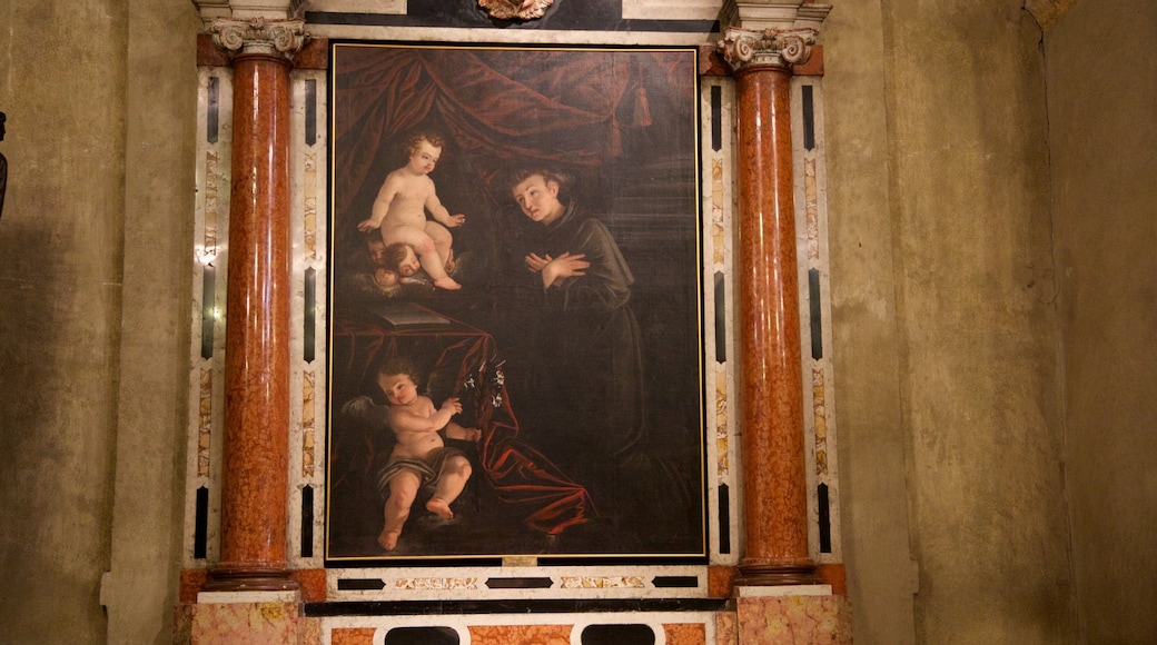 Santa María la Mayor, Sirmione, Italia ofreciendo elementos religiosos, arte y vista interna