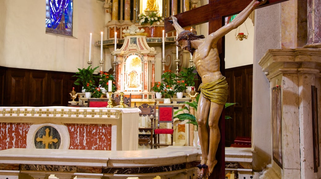 Santa María la Mayor, Sirmione, Italia ofreciendo elementos religiosos, vista interna y una iglesia o catedral