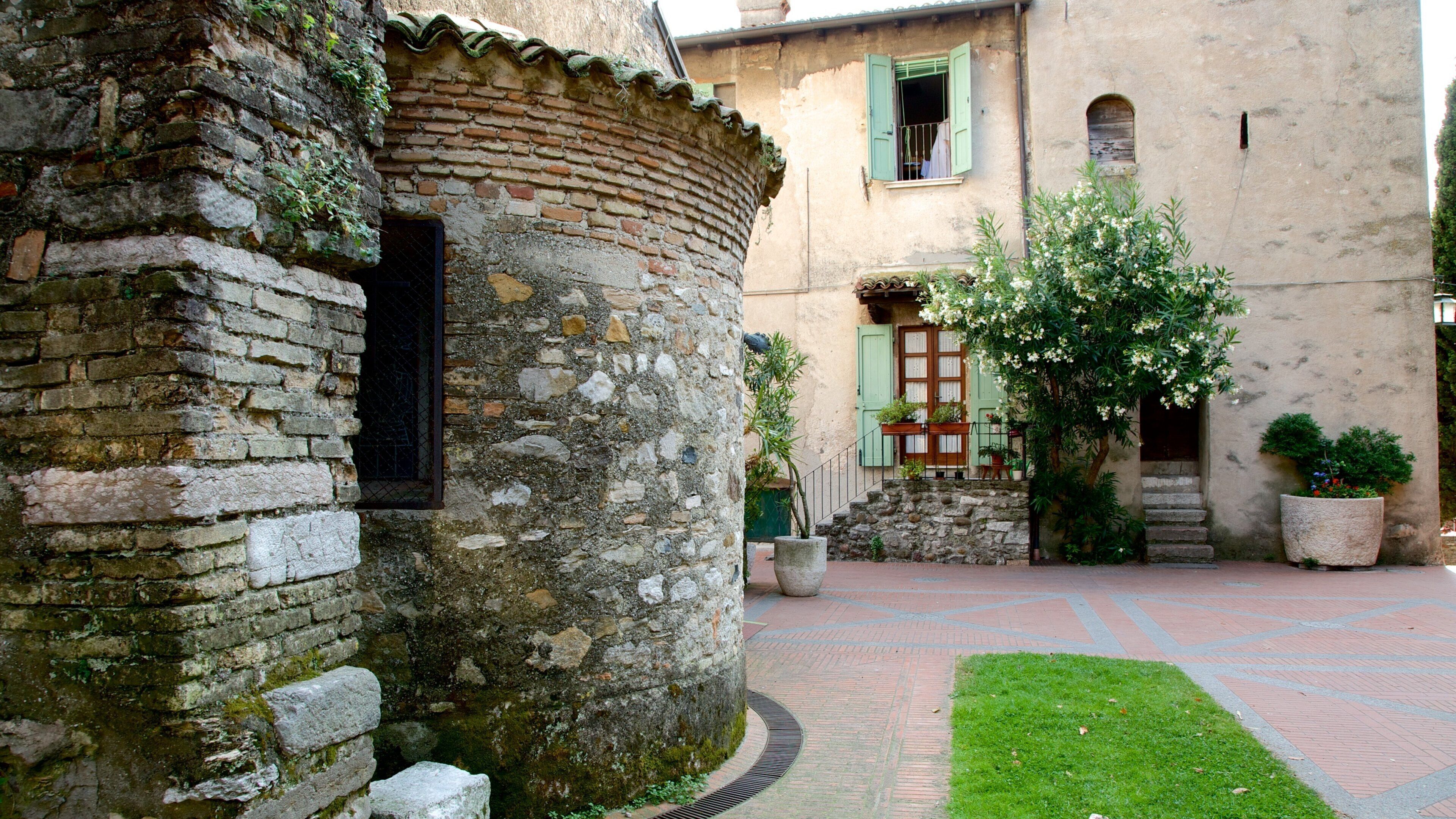 Santa Maria Maggiore showing heritage elements