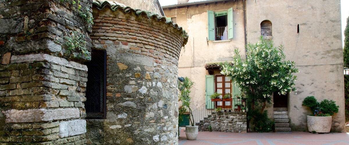 Igreja de Santa Maria Maggiore mostrando elementos de patrimônio