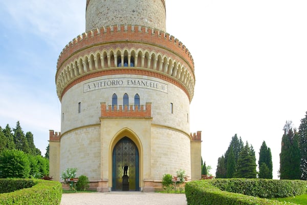 Torre di San Martino que incluye un parque y un monumento
