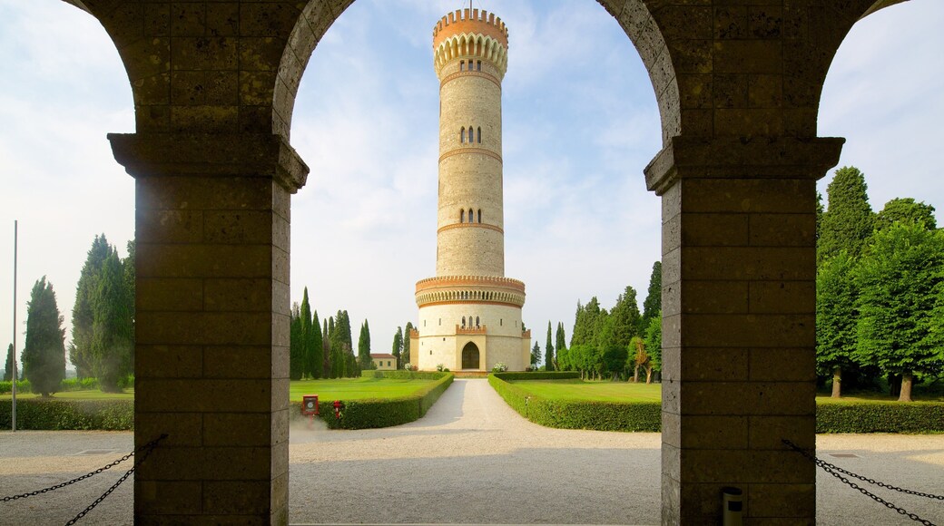 Torre di S. Martino mostrando monumento, parco e oggetti d\'epoca