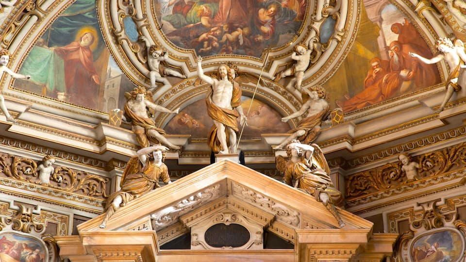 Un sostre detallat amb escultures i frescos ornamentals.