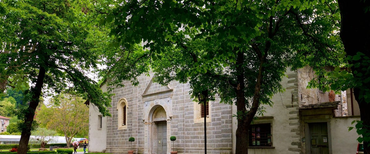 Iglesia Madonna di Campagna ofreciendo elementos patrimoniales y un parque