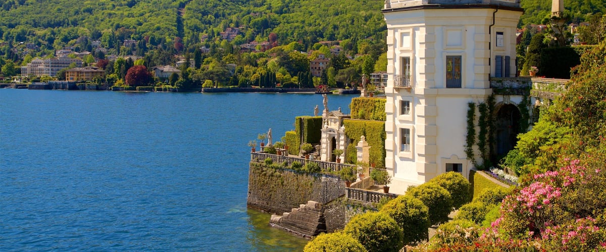 Giardini Botanici dell\'Isola Bella toont een meer of poel, wilde bloemen en historisch erfgoed