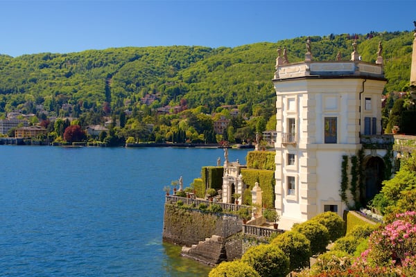 Isola Bellas botaniska trÀdgÄrd som visar historiska element, en sjö eller ett vattenhÄl och en trÀdgÄrd