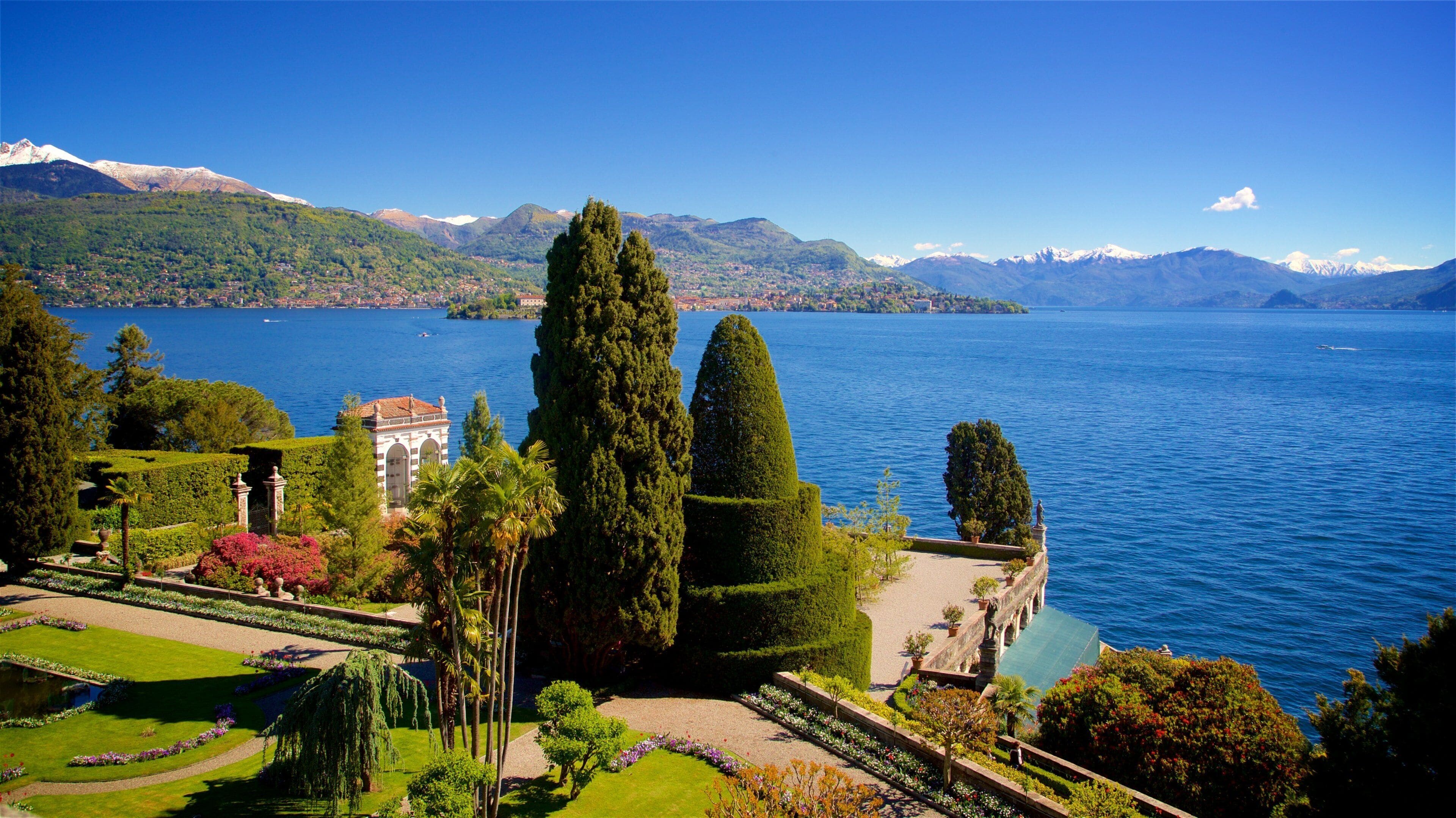 Botanischer Garten der Isola Bella das einen See oder Wasserstelle und Garten