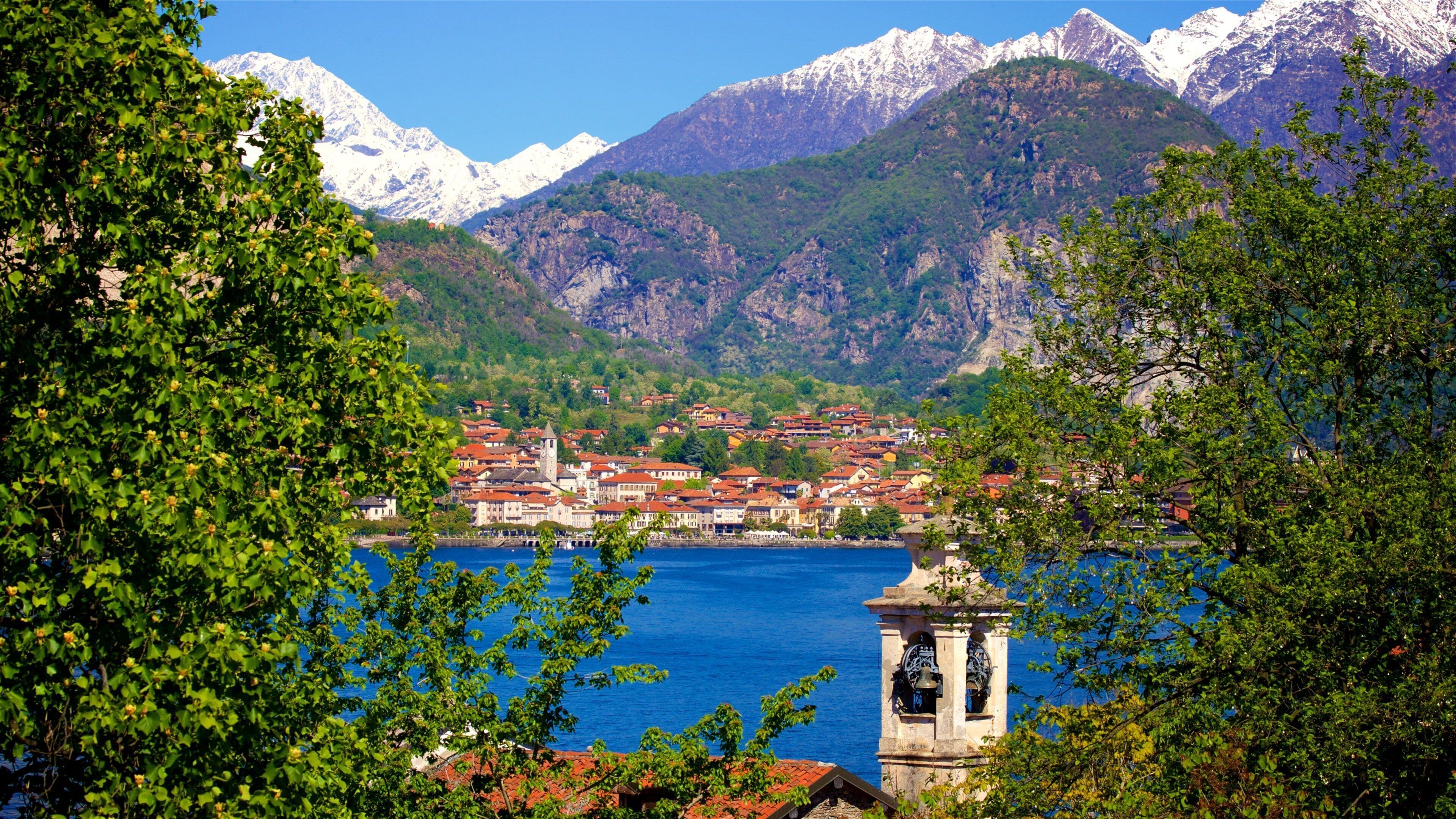 Isola Bella Botanical Garden featuring heritage elements, a small town or village and a lake or waterhole
