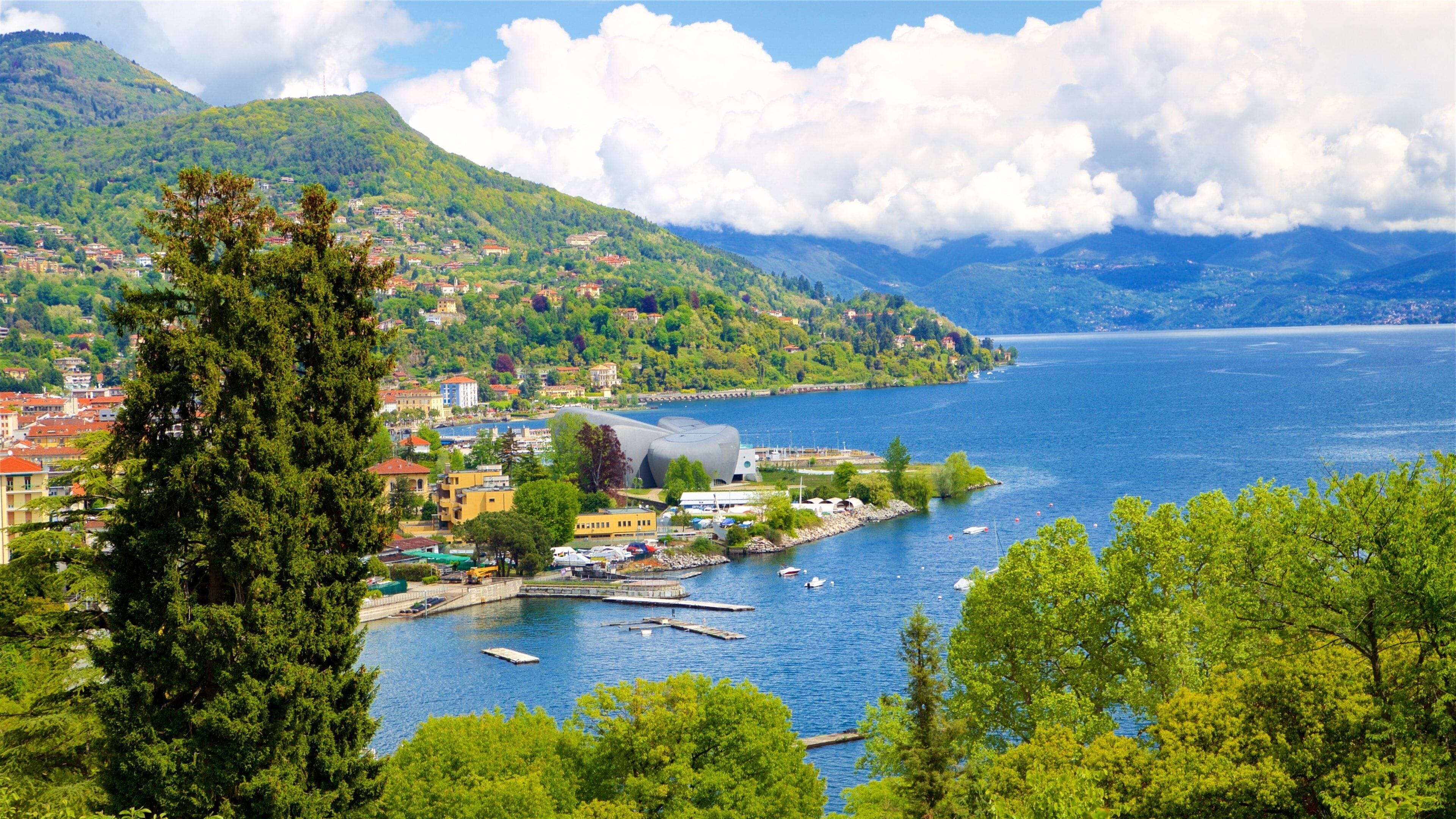 Jardín Botánico Villa Taranto que incluye un río o arroyo y una pequeña ciudad o pueblo