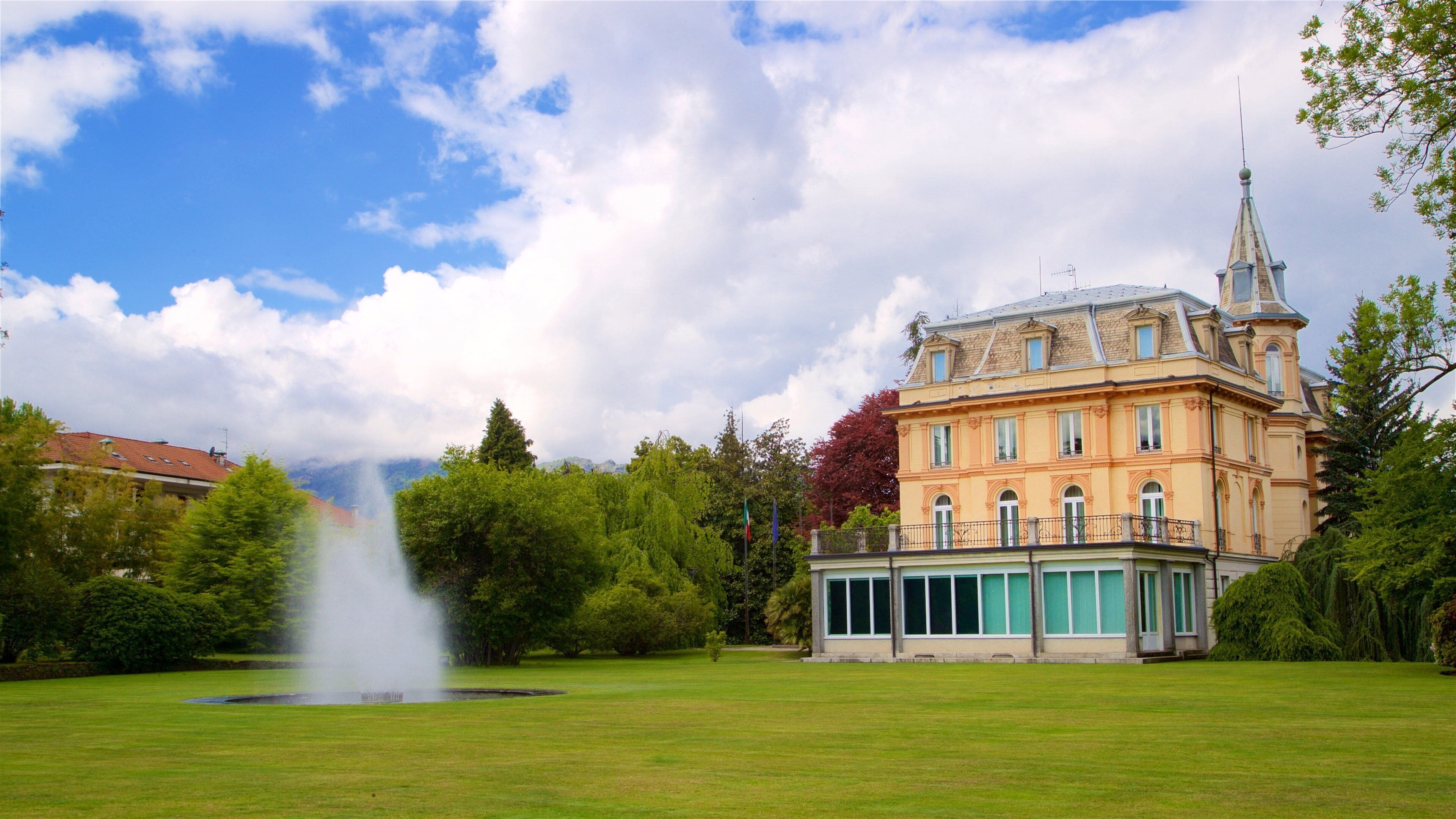 Giardini Botanici Villa Taranto toont een park, historisch erfgoed en een huis