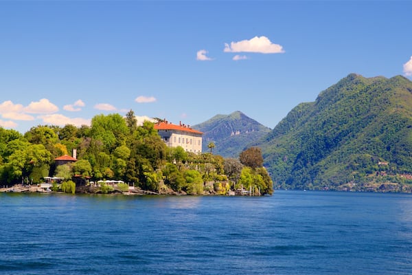 Isola Madres botaniska trÀdgÄrd som inkluderar berg, en liten stad eller by och en sjö eller ett vattenhÄl