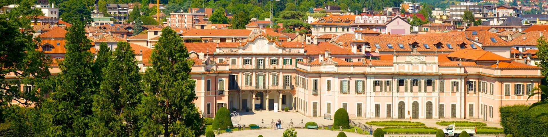 Palazzo Estense qui includes panoramas, petite ville ou village et square ou place