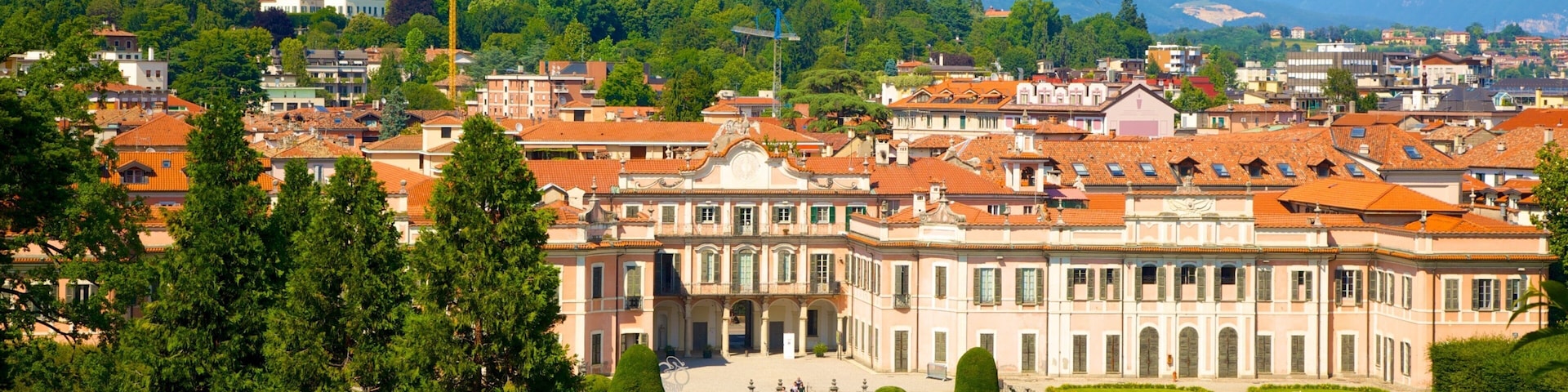 Palazzo Estense que inclui uma praça ou plaza, uma cidade pequena ou vila e paisagem