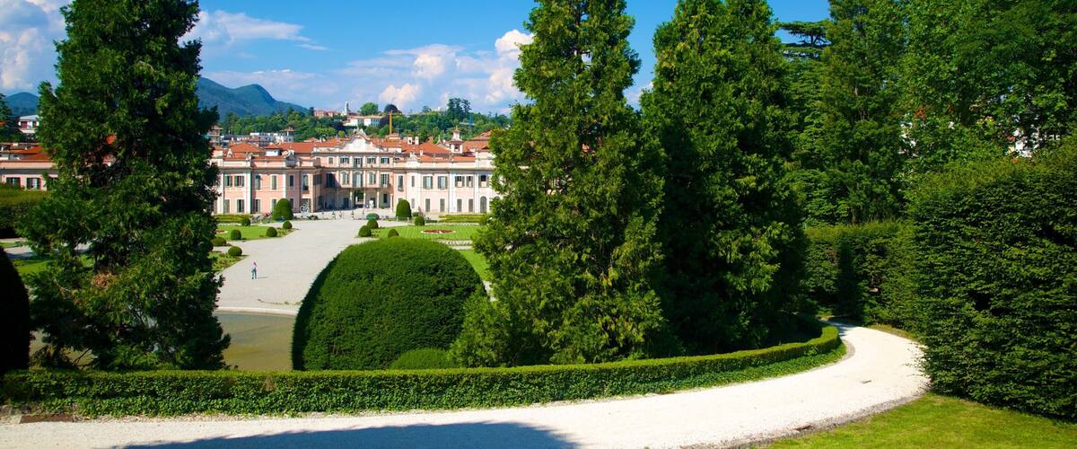 Palazzo Estense qui includes jardin