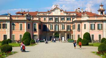 Palacio Estense que incluye un castillo y también un grupo grande de personas