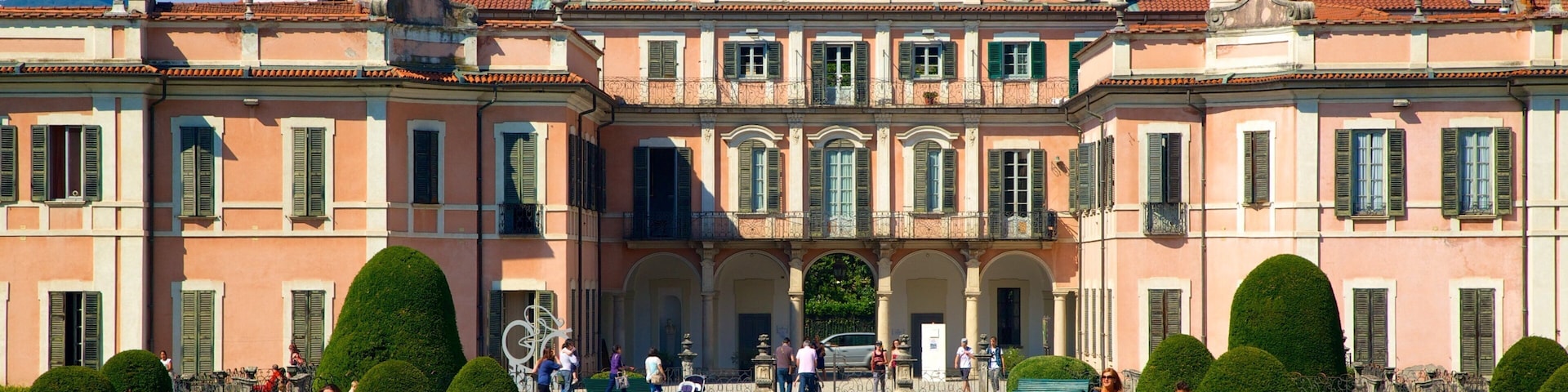Palacio Estense ofreciendo castillo o palacio y también un gran grupo de personas