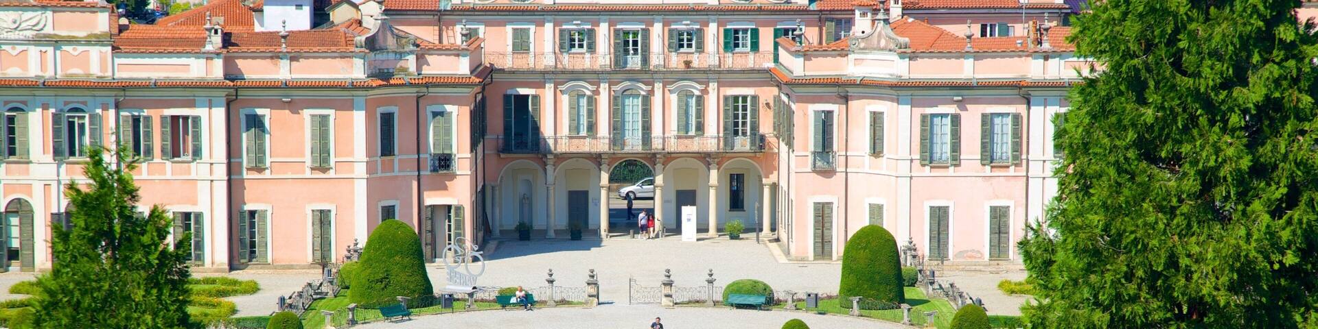 Estense Palace featuring chateau or palace