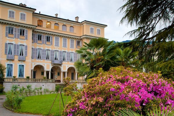 Villa Ducale presenterar blommor och en park