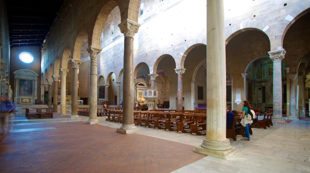 Basilica di San Frediano qui includes architecture patrimoniale, une église ou une cathédrale et scènes intérieures