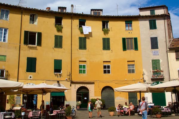 Igreja de San Michele in Foro caracterizando jantar ao ar livre