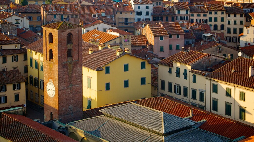 Torre delle Ore bevat historische architectuur en een stad