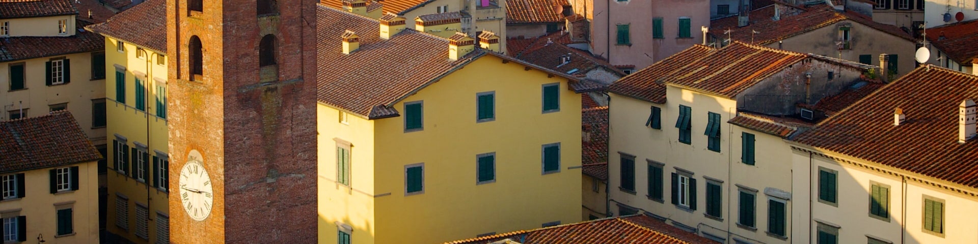 Torre delle Ore caracterizando arquitetura de patrimônio e uma cidade